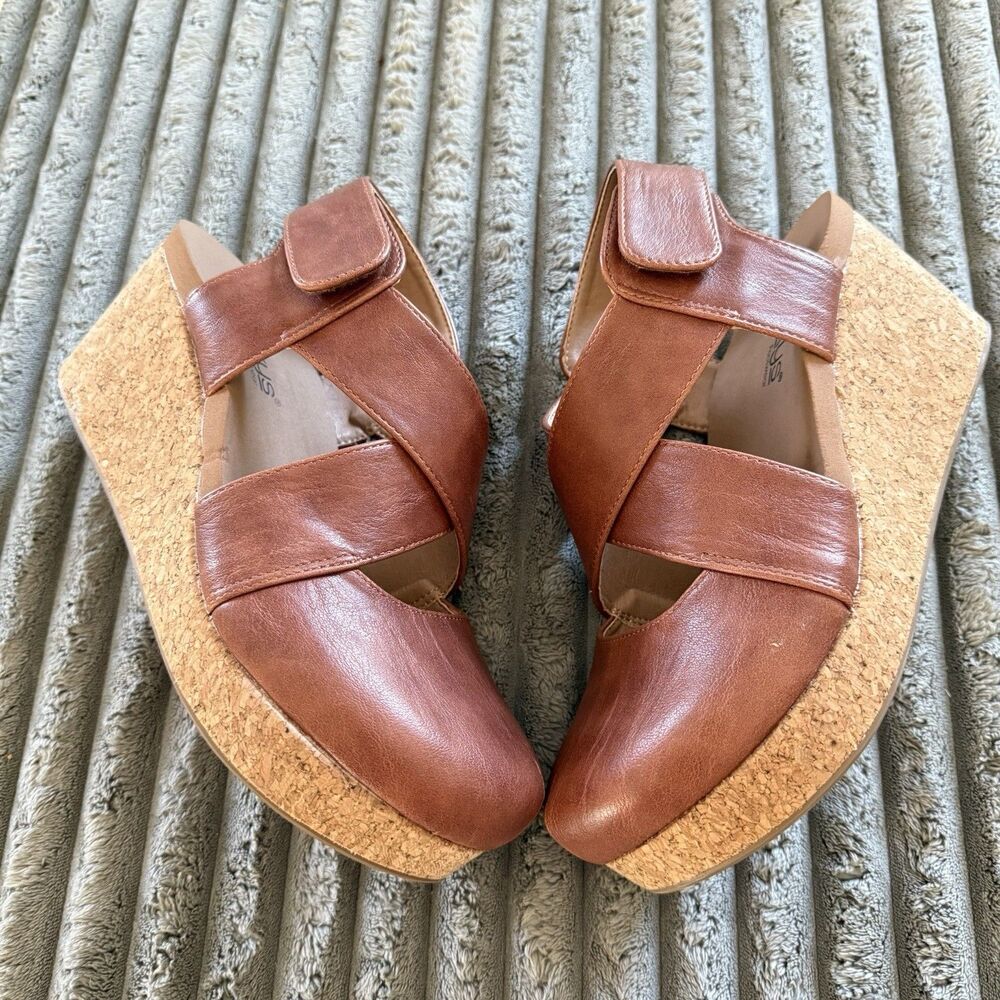 Corkys Case Closed Wedge Cognac US 8 Closed Toe Heels Faux Leather Limited Edit.